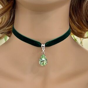 Elegant Green Velvet Choker Necklace with Silver Pendant handmade brand NEW